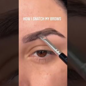 Eyebrow Hack 😍 every girl should know ✨| by swatchby_mari | Subscribe for more Hacks😉 #short