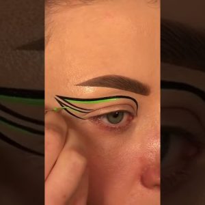 Double wing eye liner tutorial😍💚✨| by alicekingmakeup 🥰 #short | Subscribe for more ✨