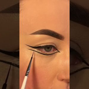 Eye Liner Tutorial 😍 | by alicekingmakeup | Subscribe for more unique tutorials 👇 #short
