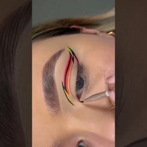 Graphic eye liner in Multi color 🥰✨| CR: makes.belissimas #short | Subscribe for more 🥰❣️