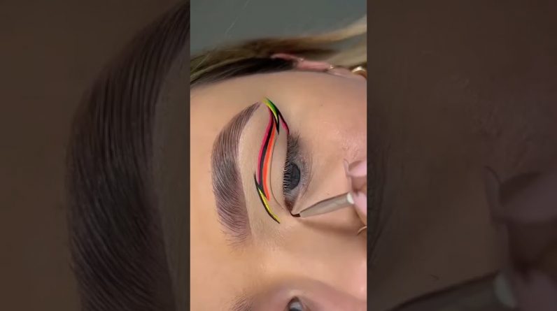Graphic eye liner in Multi color 🥰✨| CR: makes.belissimas #short | Subscribe for more 🥰❣️