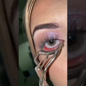 Eyelashes curling hack… Curl your lashes perfectly 😍 | lashesvendorabby 💫