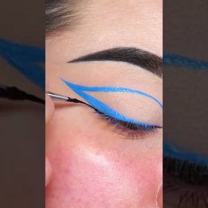 Graphic eyeliner skyblue and black 🥰✨| CR: maquiagemsimplessss #short | Subscribe for more 🥰❣️